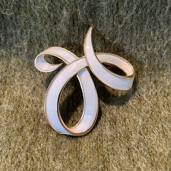 Crown Trifari Jewelry - Crown Trifari Goldtone White Ribbon Enameled Pin